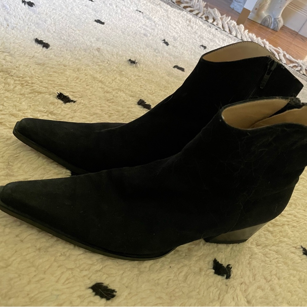 Vintage Black Heeled Boots Sleek Design